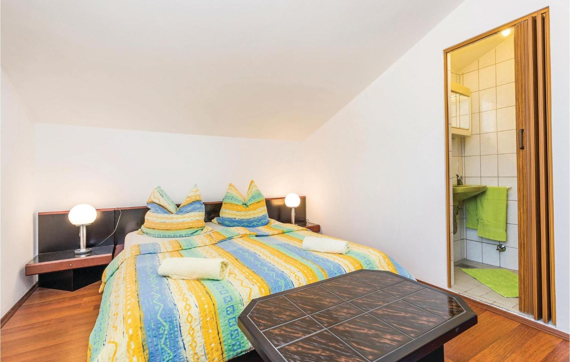 Lovely Apartment In Kampor With Kitchen エクステリア 写真