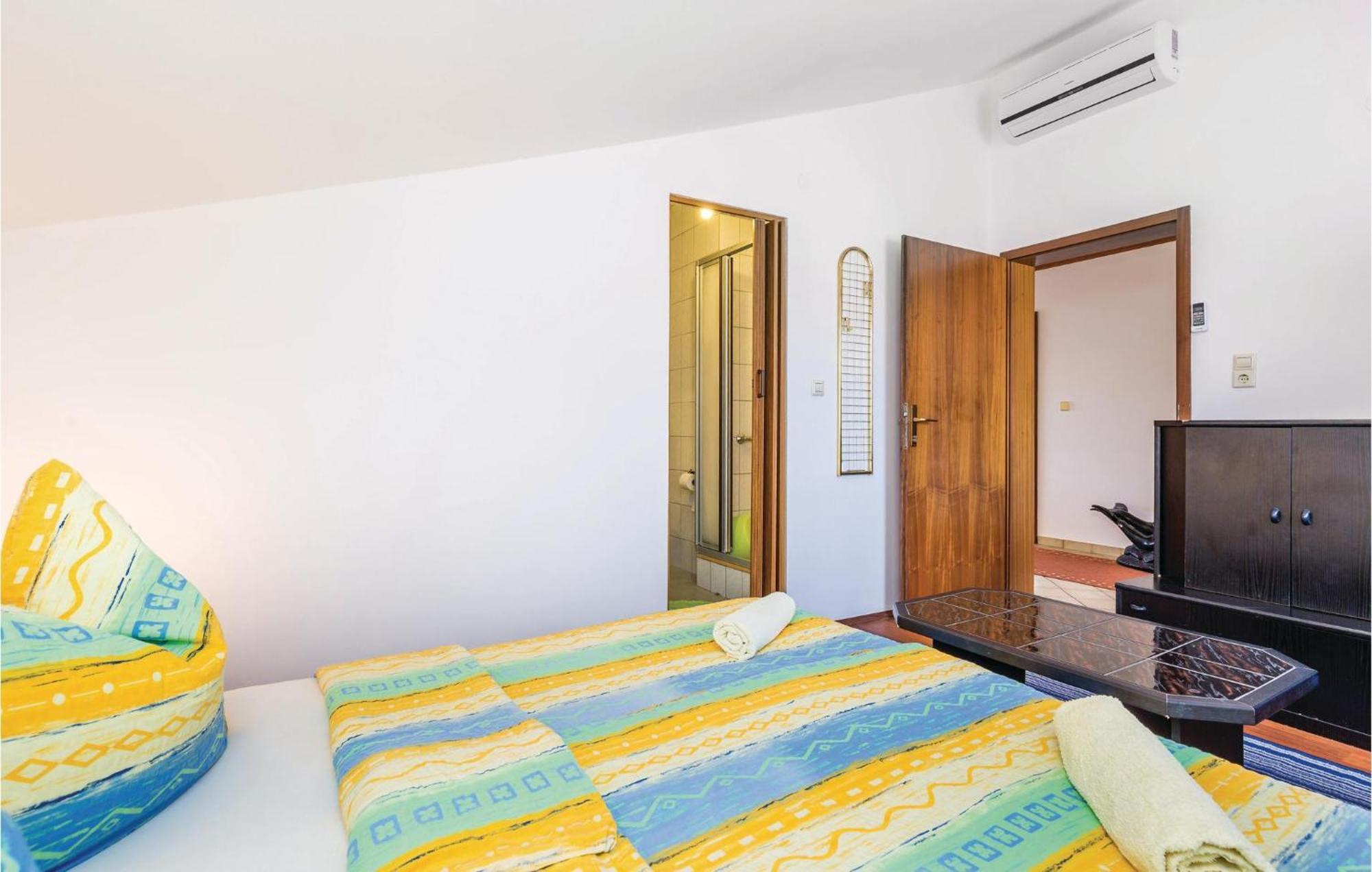 Lovely Apartment In Kampor With Kitchen エクステリア 写真