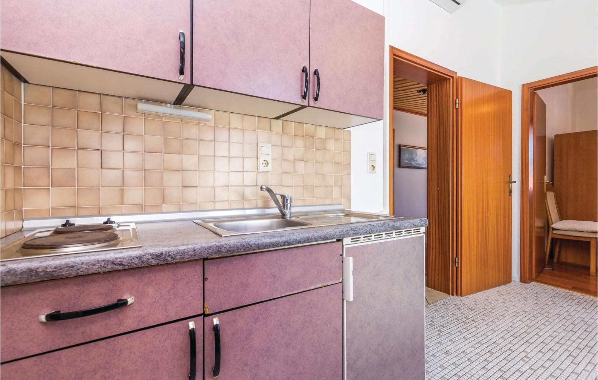 Lovely Apartment In Kampor With Kitchen エクステリア 写真