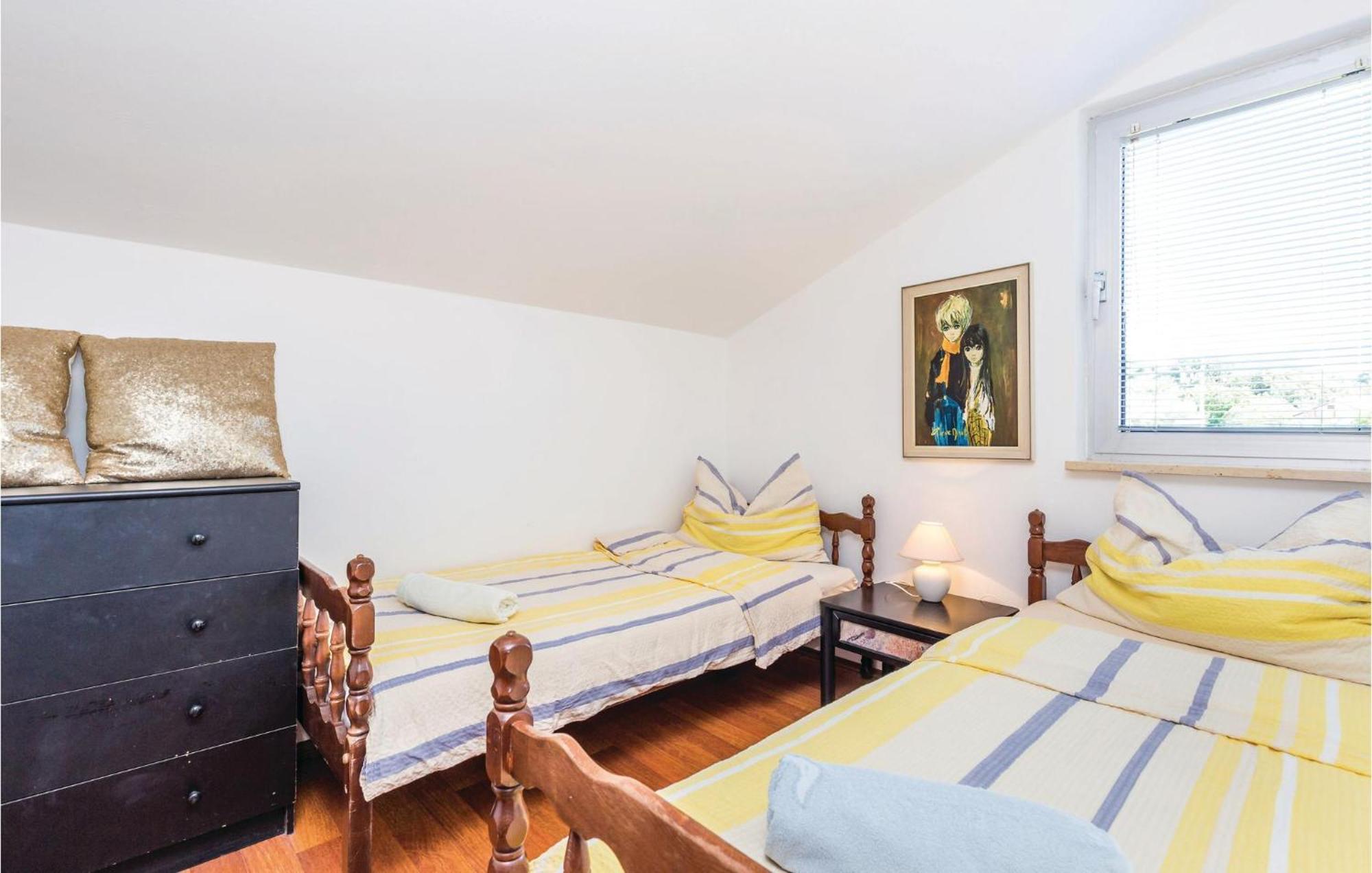 Lovely Apartment In Kampor With Kitchen エクステリア 写真